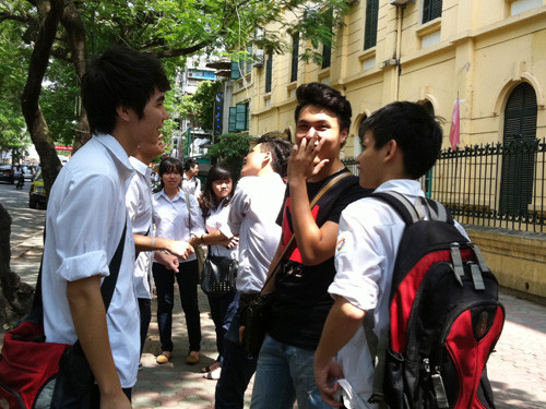 Thí sinh cười tươi sau khi ra khỏi phòng thi môn Toán sáng nay