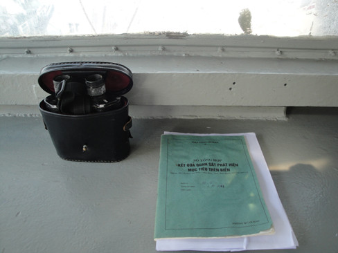 Ống nhòm và sổ ghi kết quả quan sát phát hiện mục tiêu trên biển