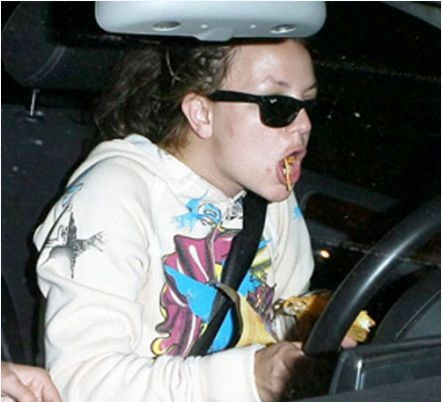 Britney vừa lái xe vừa ăn rất 'khốn khổ'