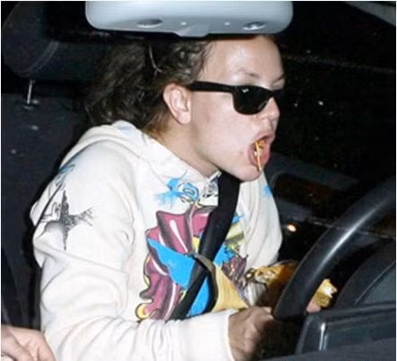 Britney vừa lái xe vừa ăn rất 'khốn khổ'