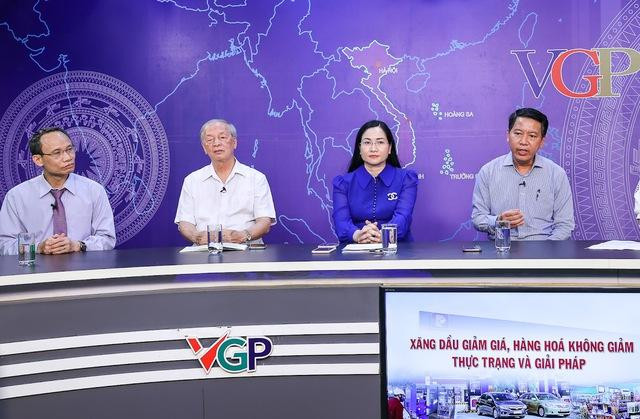 Đại diện các cơ quan quản lý và chuyên gia tham dự cuộc tọa đàm. Ảnh Nhật Bắc