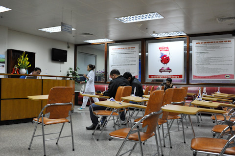 Tại khu vực đăng ký hiến máu của Viện Huyết học & Truyền máu T.Ư, phần lớn người tới hiến máu là những tình nguyện viên và người nhà bệnh nhân.