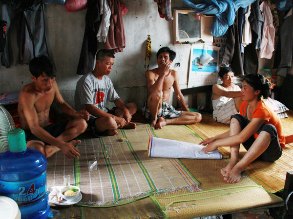 Phòng trọ tồi tàn của anh Thông 