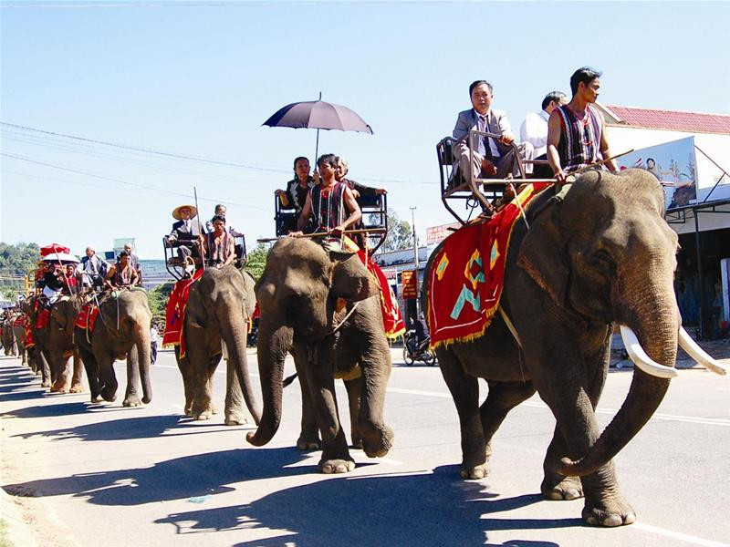 Đoàn rước dâu diễu hành qua thị trấn Liên Sơn. Ảnh: Nguyễn Quyền Đoàn rước dâu diễu hành qua thị trấn Liên Sơn. Ảnh: Nguyễn Quyền