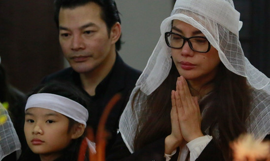 Showbiz 13/2: Trần Bảo Sơn lặng lẽ bên cạnh Trương Ngọc Ánh ngày tang lễ ảnh 3