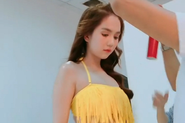 Showbiz 5/2: Ngọc Trinh ‘đốt mắt’ với bikini tua rua ảnh 4