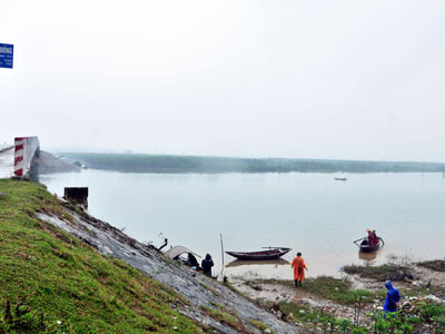 Cầu Thạch Đồng nơi chị Nguyễn Thị Loan tự tử. Ảnh: Cẩm Kỳ. Cầu Thạch Đồng nơi chị Nguyễn Thị Loan tự tử Ảnh: Cẩm Kỳ