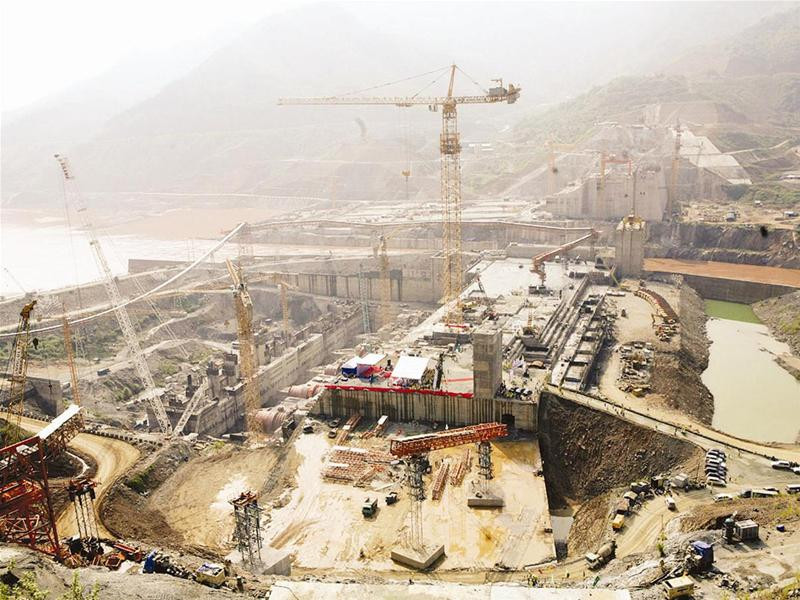 Đến nay, các đơn vị thuộc Tổng công ty Sông Đà đã vận hành hoàn hảo dây chuyền công nghệ bê tông RCC - công nghệ mới lần đầu tiên tiếp nhận, có hiệu suất cao bậc nhất trong nghề xây dựng trên thế giới, giúp toàn công trường đảm bảo tiến độ chung phát điện vào tháng 12/2010. Trong ảnh: Công trường xây dựng nhà máy thủy điện Sơn La. Ảnh: Xuân Trường