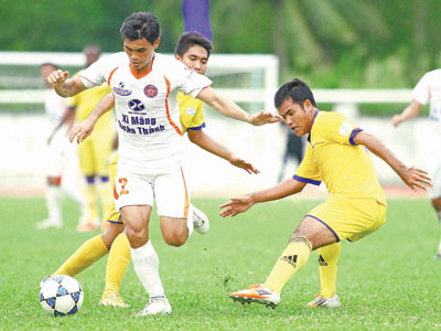 K.Kiên Giang (vàng) thắp lên hy vọng trụ hạng. Ảnh: DƯƠNG THU. K.Kiên Giang (vàng) thắp lên hy vọng trụ hạng. Ảnh: DƯƠNG THU