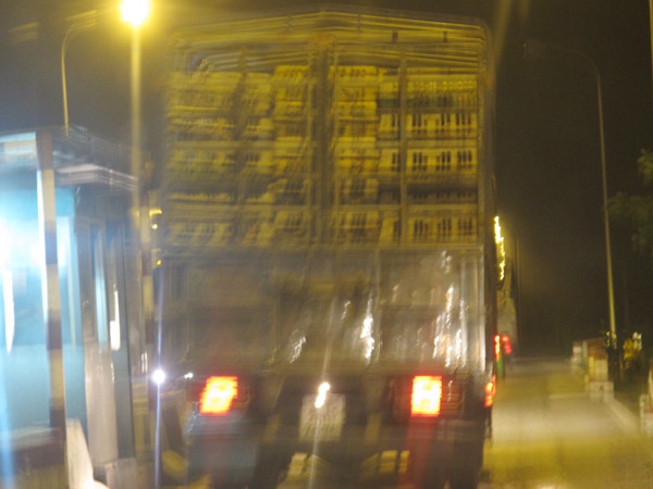 Xe gà lậu dừng để mua vé qua cầu Ba Chẽ trong đêm. Xe gà lậu dừng để mua vé qua cầu Ba Chẽ trong đêm