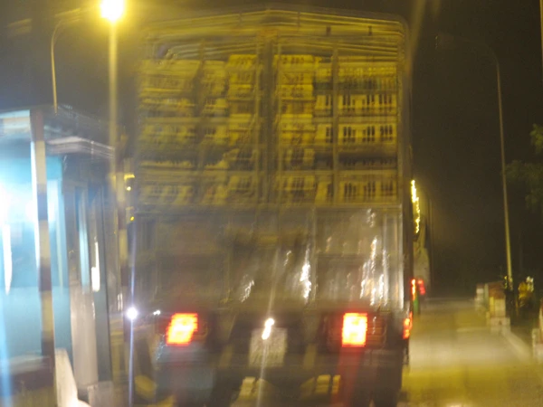 Xe gà lậu dừng để mua vé qua cầu Ba Chẽ trong đêm