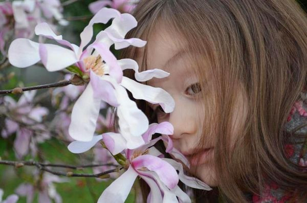 Camilla Thy Thy là cô bé gốc Việt lai Thụy Sĩ từng khiến cư dân mạng chao đảo bởi những clip tập nói, hát tiếng Việt đáng yêu. Thy Thy sinh năm 2007, cô bé có sở thích vẽ, hát và học chữ