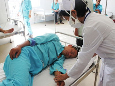 Công nhân điều trị ngộ độc tại BV Đà Nẵng 