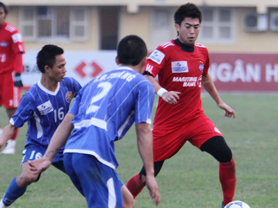 Lee Nguyễn và B.Bình Dương (áo đỏ) đã trải qua một lượt đi đầy thất vọng