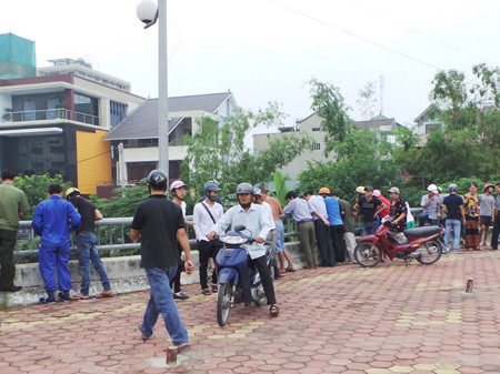 Đông đảo người dân tò mò đến xem vụ việc