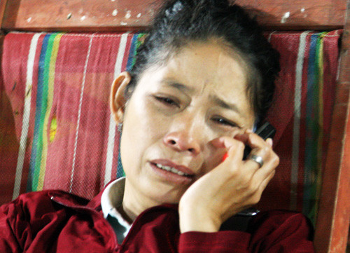 'Thằng Tâm vẫn mất tích chị ơi', bà Loan vừa khóc vừa trả lời điện thoại người thân. 'Thằng Tâm vẫn mất tích chị ơi', bà Loan vừa khóc vừa trả lời điện thoại người thân