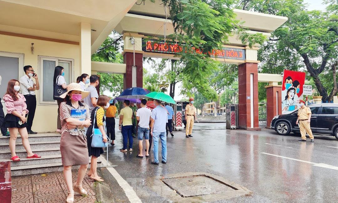 Dù là cuộc đấu giá đất ở nông thôn khu dân cư xã Hồng Tiến nhưng hàng trăm nhà đầu tư từ các nơi đã đổ dồn về đây trong bối cảnh tình hình dịch COVID-19 diễn biến phức tạp (Ảnh chụp chiều ngày 24/6) Dù là cuộc đấu giá đất ở nông thôn khu dân cư xã Hồng Tiến nhưng hàng trăm nhà đầu tư từ các nơi đã đổ dồn về đây trong bối cảnh tình hình dịch COVID-19 diễn biến phức tạp (Ảnh chụp chiều ngày 24/6)