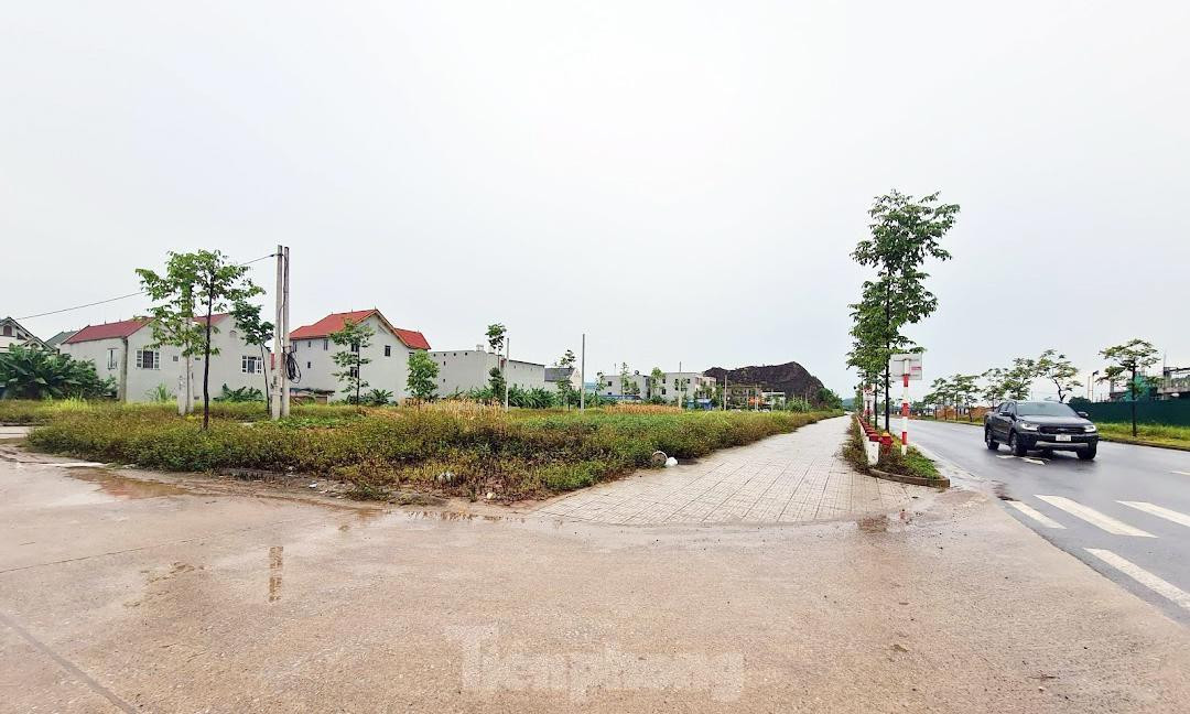 UBND thị xã Phổ Yên đấu giá thành công 823 lô đất ở và 1 lô đất thương mại dịch vụ, số tiền thu được là 1.045 tỷ đồng. UBND thị xã Phổ Yên đấu giá thành công 823 lô đất ở và 1 lô đất thương mại dịch vụ, số tiền thu được là 1.045 tỷ đồng.