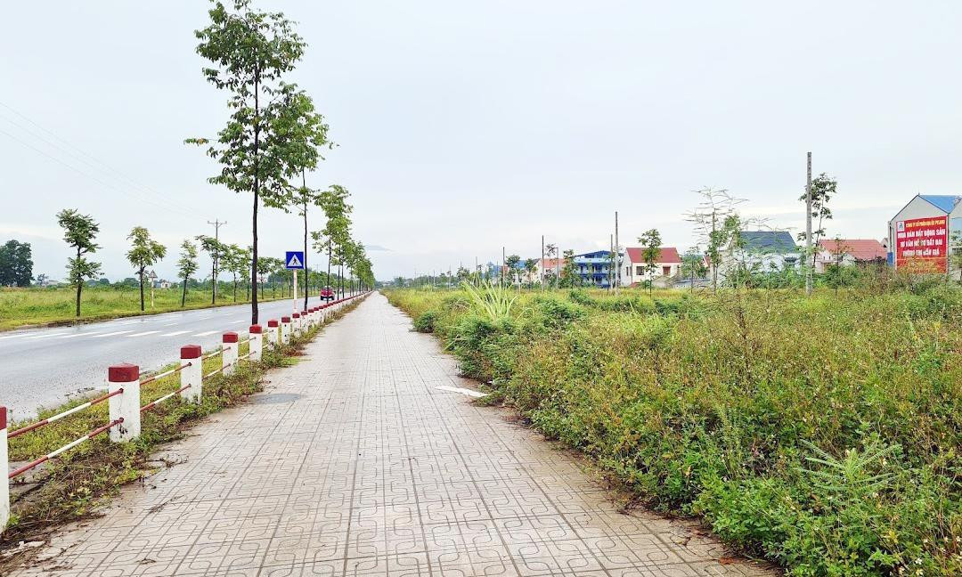 Được đánh giá phiên đấu giá đất có quy mô lớn nhất từ trước đến nay, với hơn 9.000 hồ sơ tham gia cho hơn 800 lô đất liền kề khu dân cư Hồng Tiến thuộc Thị xã Phổ Yên (tỉnh Thái Nguyên) diễn ra trong bối cảnh dịch COVID-19 đang phức tạp gây chú ý của dư luân Điều đáng nói, sau khi phiên đấu giá kết thúc, những lô đất tại đây được giới "cò đất" thi nhau đẩy giá thu tiền chênh giá đôi, gấp ba so với giá trúng để tạo sốt ảo. Được đánh giá phiên đấu giá đất có quy mô lớn nhất từ trước đến nay, với hơn 9.000 hồ sơ tham gia cho hơn 800 lô đất liền kề khu dân cư Hồng Tiến thuộc Thị xã Phổ Yên (tỉnh Thái Nguyên) diễn ra trong bối cảnh dịch COVID-19 đang phức tạp gây chú ý của dư luân Điều đáng nói, sau khi phiên đấu giá kết thúc, những lô đất tại đây được giới "cò đất" thi nhau đẩy giá thu tiền chênh giá đôi, gấp ba so với giá trúng để tạo sốt ảo.