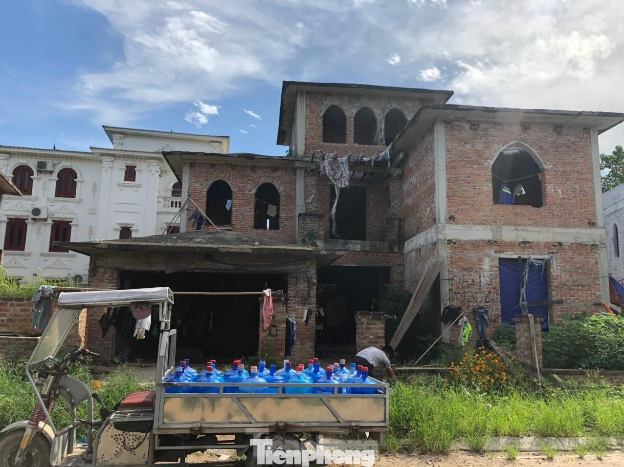 Khu đô thị Nam An Khánh (Hoài Đức) hàng loạt ngôi biệt thự, liền kề được xây dựng hơn 10 năm nay nhưng vẫn bỏ hoang, không có người ở.