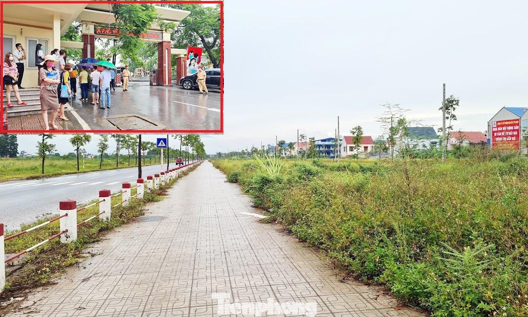 Dù là cuộc đấu giá đất ở nông thôn khu dân cư xã Hồng Tiến nhưng hàng trăm nhà đầu tư từ các nơi đã đổ dồn về đây trong bối cảnh tình hình dịch COVID-19 diễn biến phức tạp.