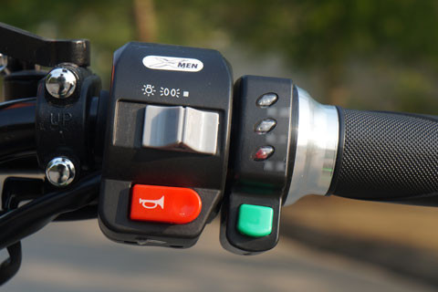 Tay lái phải cũng có nút còi, bật đèn pha và nút chuyển chế độ lái với 3 cấp tốc độ