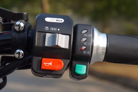 Tay lái phải cũng có nút còi, bật đèn pha và nút chuyển chế độ lái với 3 cấp tốc độ