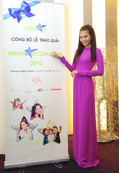 Á hậu Trương Thị May chọn áo dài tím nhẹ nhàng nhưng vẫn giúp cô tỏa sáng giữa dàn khách mời. Cô đang dẫn đầu hạng mục 