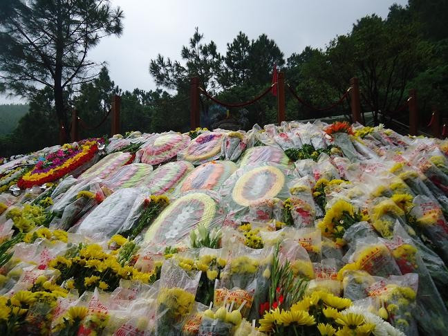 Hàng ngàn vòng hoa, lãng hoa và bó hoa được đặt nghiêm trang bên phần mộ Đại tướng trước ngày diễn ra “lễ 49 ngày”