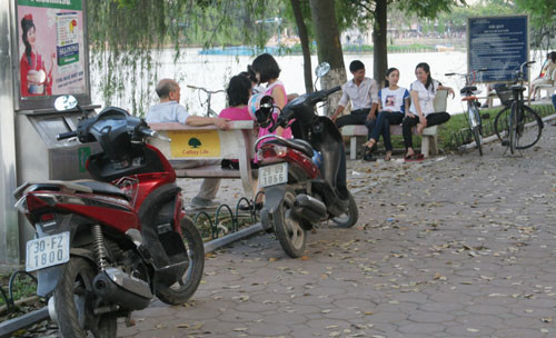 Để xe trên bờ hồ