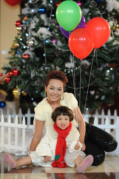 Thái Thùy Linh và con gái