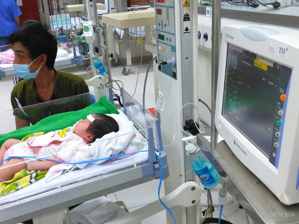 Trao máy hỗ trợ điều trị và thăm bệnh nhi hoả hoạn cạnh Bệnh viện Nhi ảnh 1