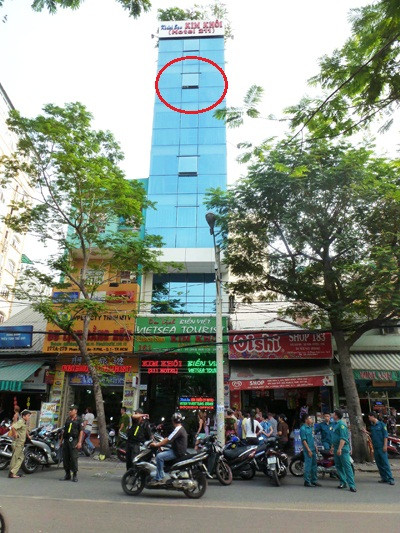 Vị trí (khoanh tròn đỏ) mà nam thanh niên đã lao xuống đất