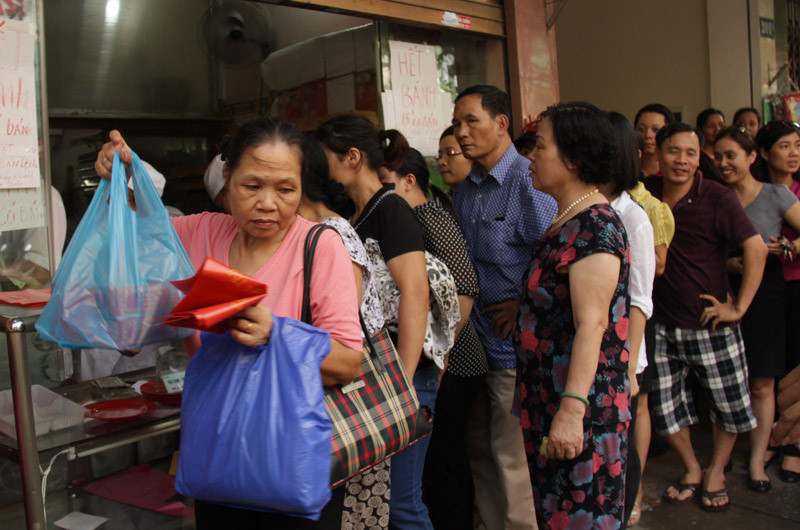 Mua được hộp bánh trung thu, phụ nữ này lộ rõ vẻ mệt mỏi vì chờ đợi và chen lấn. Ảnh: Trường Phong. Mua được hộp bánh trung thu, người phụ nữ này lộ rõ vẻ mệt mỏi vì chờ đợi và chen lấn. Ảnh: Trường Phong
