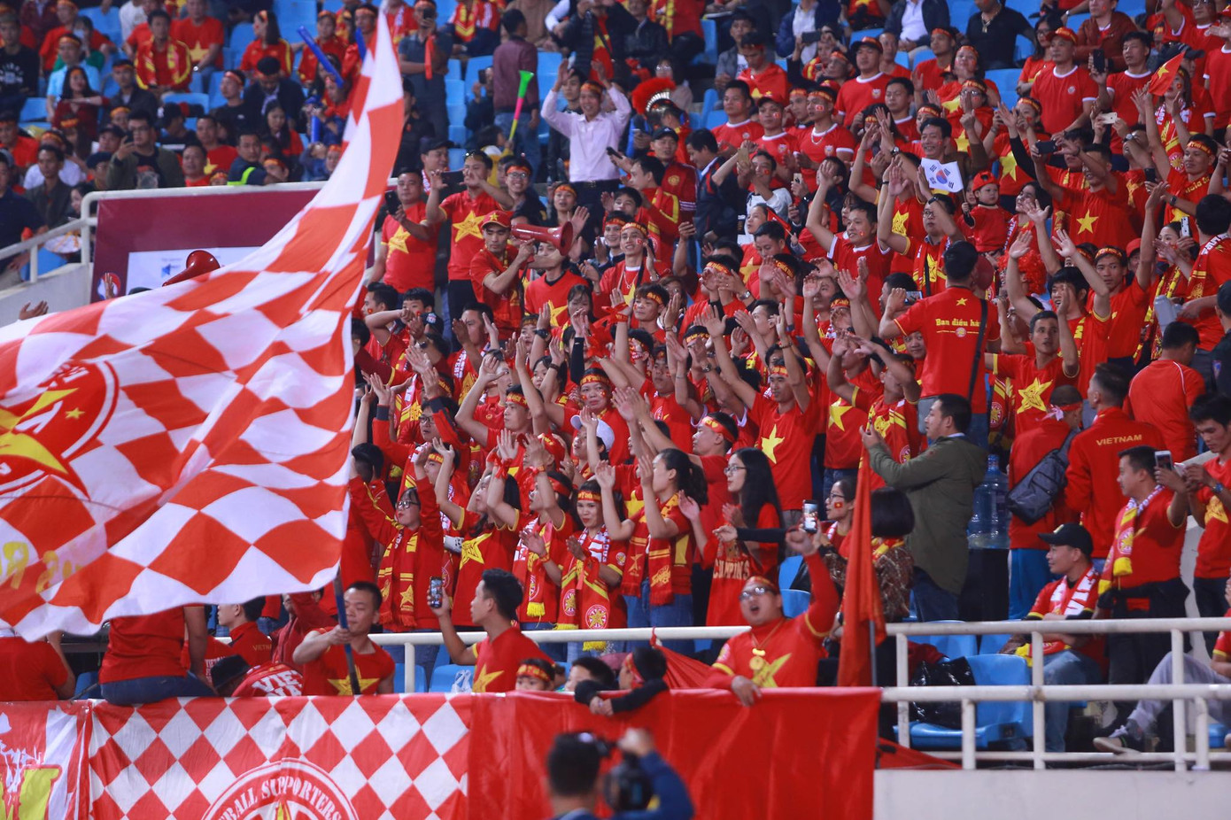 Đánh bại UAE, tuyển Việt Nam lên đầu bảng ảnh 20