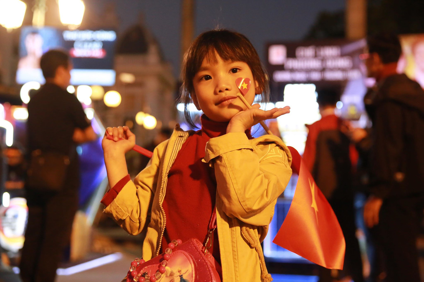 Triệu cổ động viên hò reo ăn mừng U22 Việt Nam vô địch SEA Games 30 ảnh 56