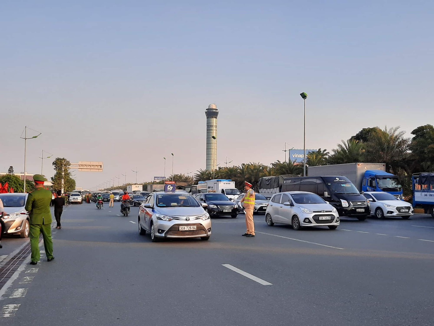 Các nhà vô địch SEA Games về đến Hà Nội ảnh 40