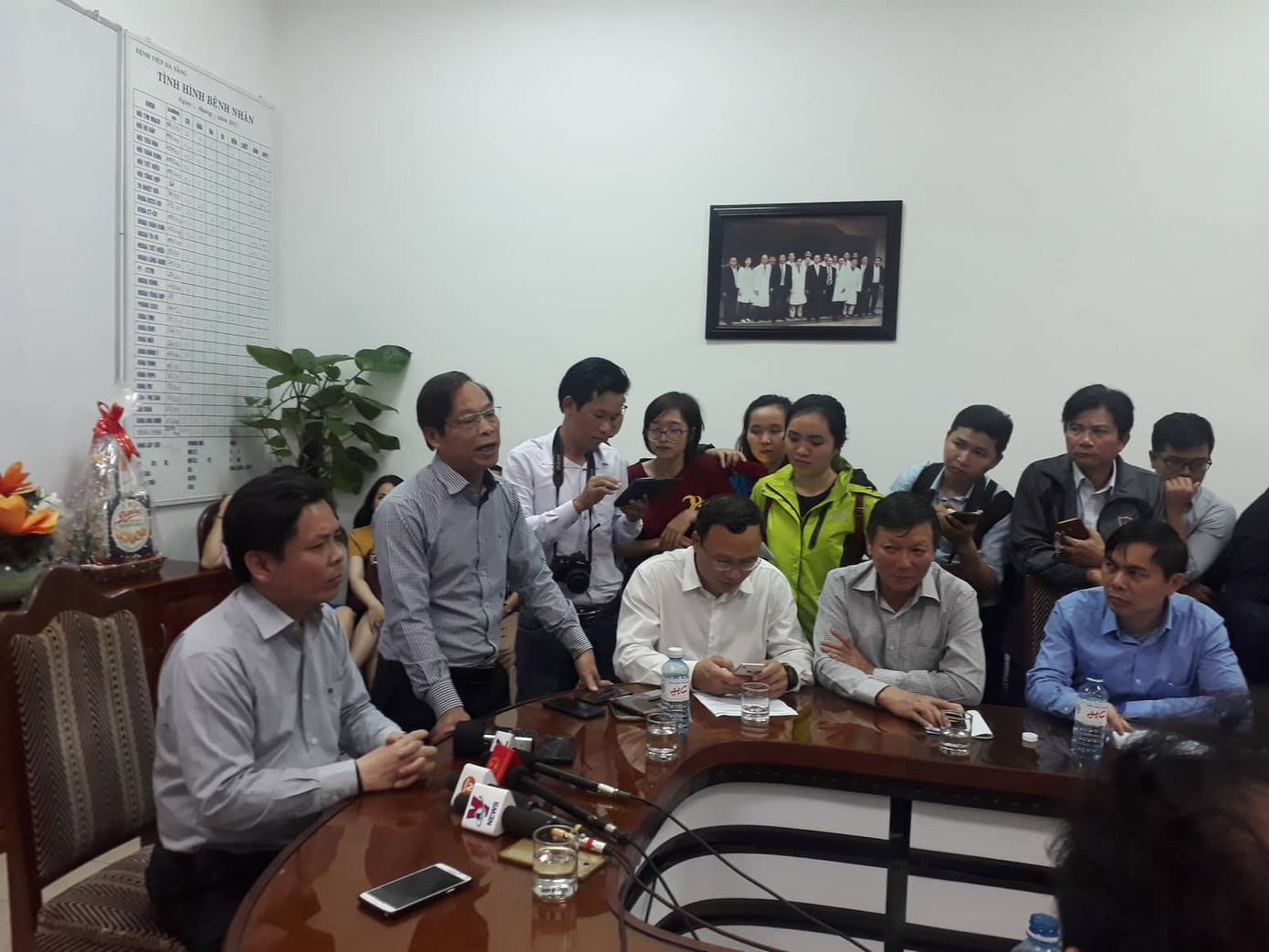 Xe chở hàng chục sinh viên rơi xuống vực sâu khi vượt đèo Hải Vân ảnh 2