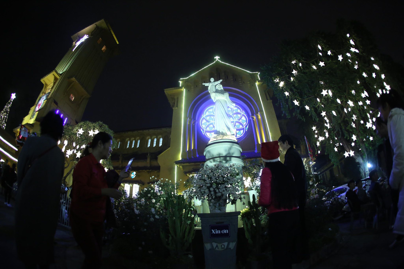 Người dân Hà Nội, TPHCM và nhiều thành phố đón Giáng sinh ảnh 2