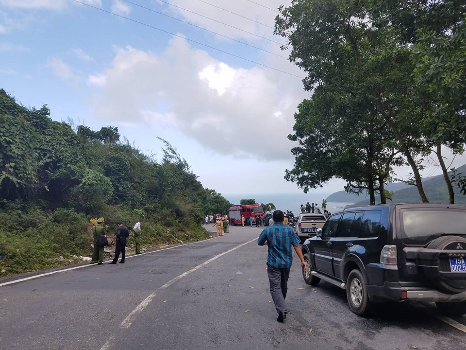 Xe chở hàng chục sinh viên rơi xuống vực sâu khi vượt đèo Hải Vân ảnh 16