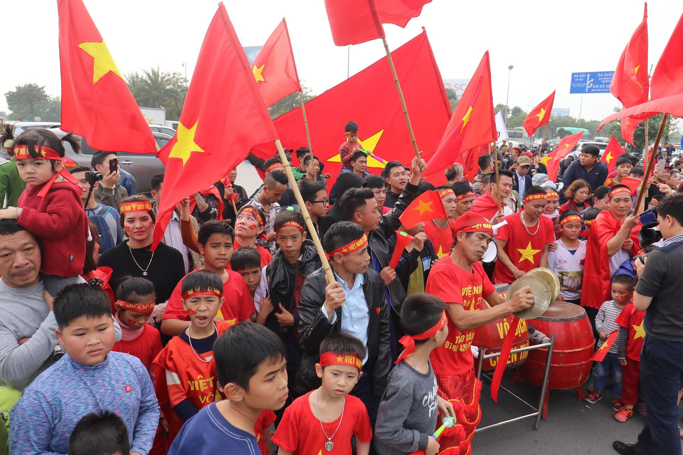 Các CĐV tưng bừng chào đón các tuyển thủ Việt Nam