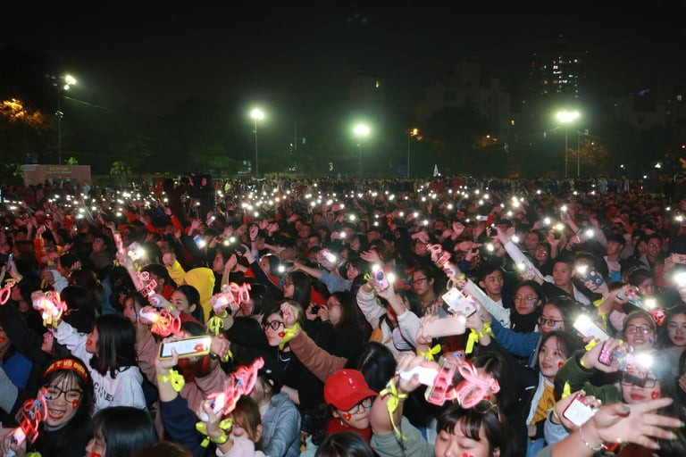 Triệu cổ động viên hò reo ăn mừng U22 Việt Nam vô địch SEA Games 30 ảnh 52