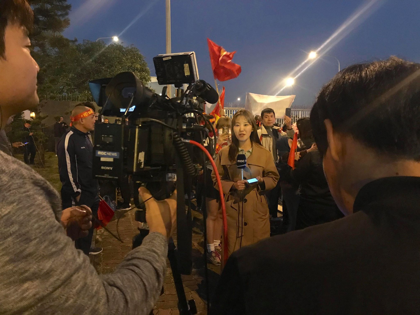 Các nhà vô địch SEA Games về đến Hà Nội ảnh 25