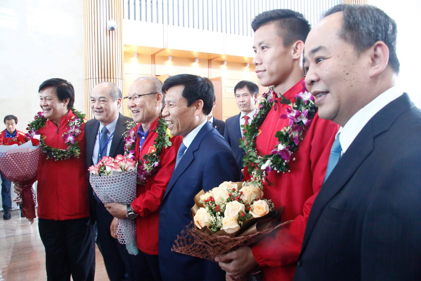 Lãnh đạo Bộ Văn hóa-Thể thao-Du lịch, Tổng cục TDTT và Liên đoàn bóng đá Việt Nam chào đón HLV Park Hang Seo và các tuyển thủ tại sân bay