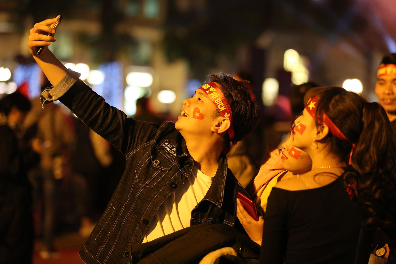 Triệu cổ động viên hò reo ăn mừng U22 Việt Nam vô địch SEA Games 30 ảnh 58