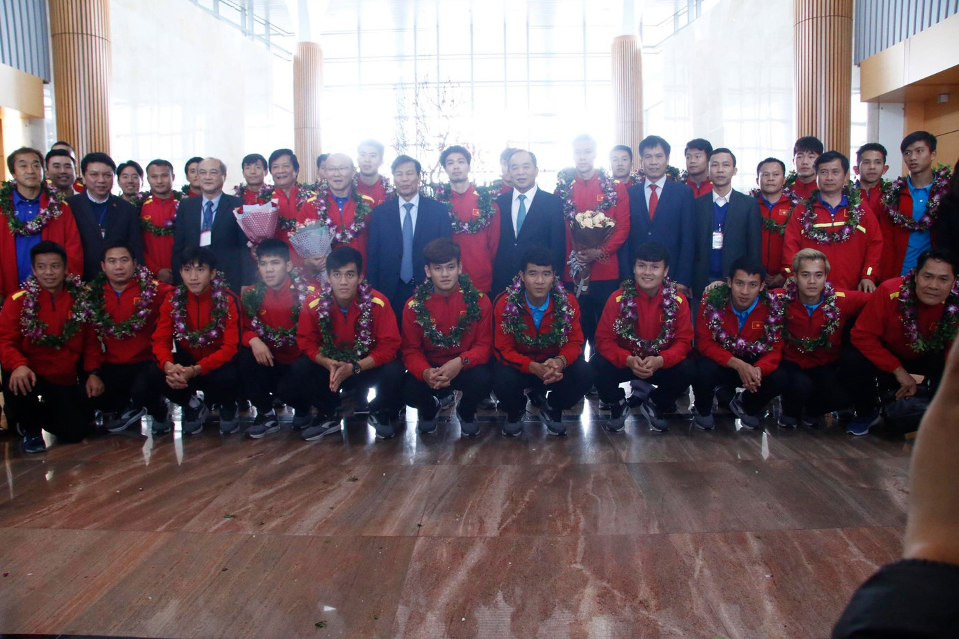 Đội tuyển Việt Nam về tới sân bay Nội Bài ảnh 8