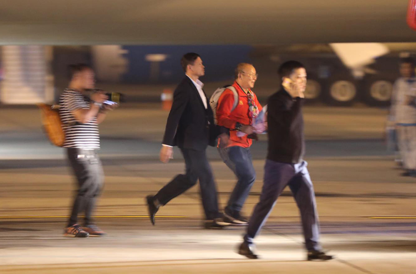 Các nhà vô địch SEA Games về đến Hà Nội ảnh 16