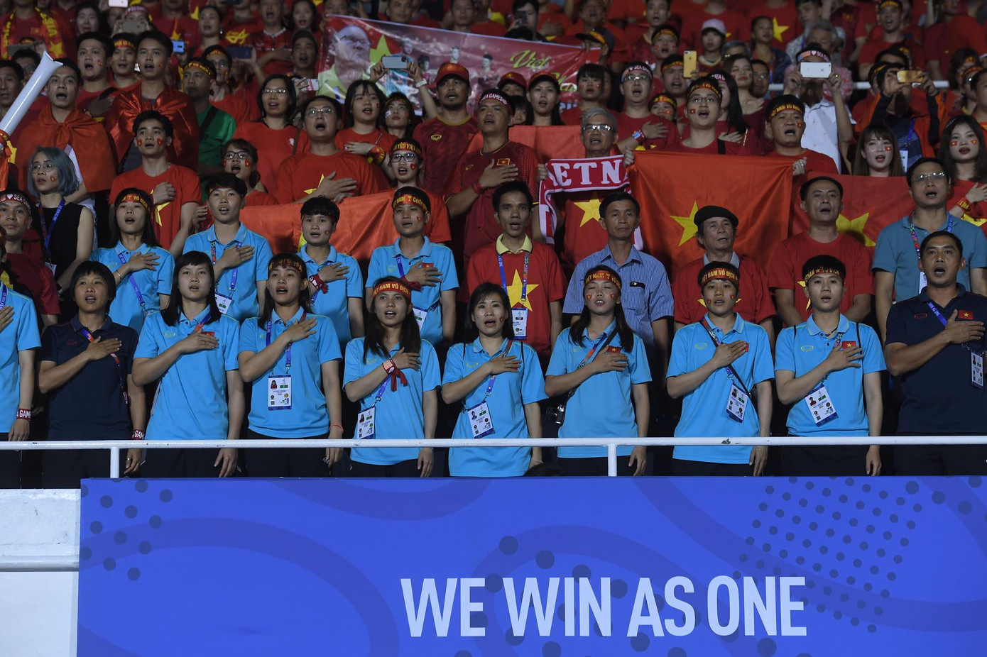 Triệu cổ động viên hò reo ăn mừng U22 Việt Nam vô địch SEA Games 30 ảnh 37