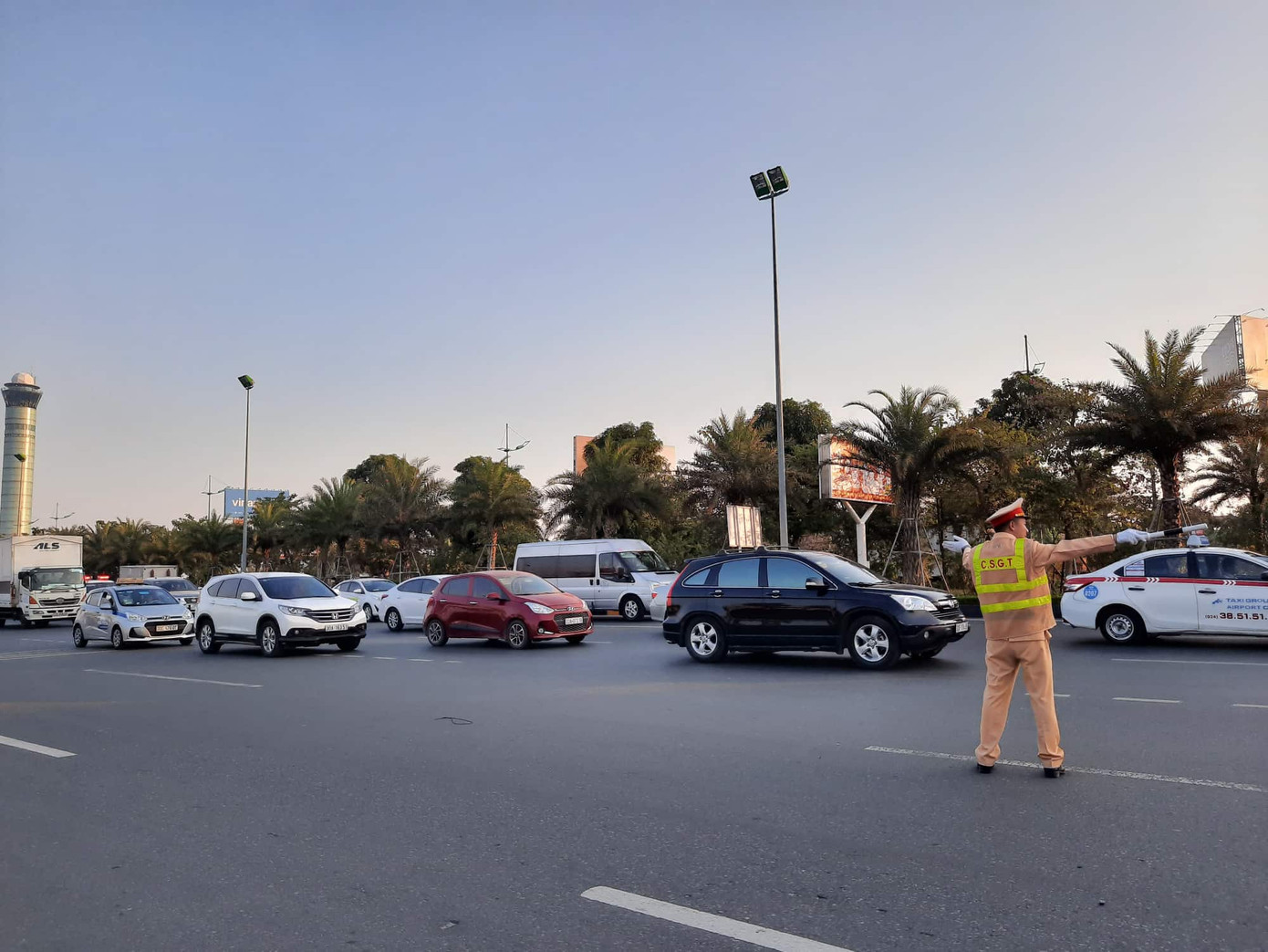 Các nhà vô địch SEA Games về đến Hà Nội ảnh 41