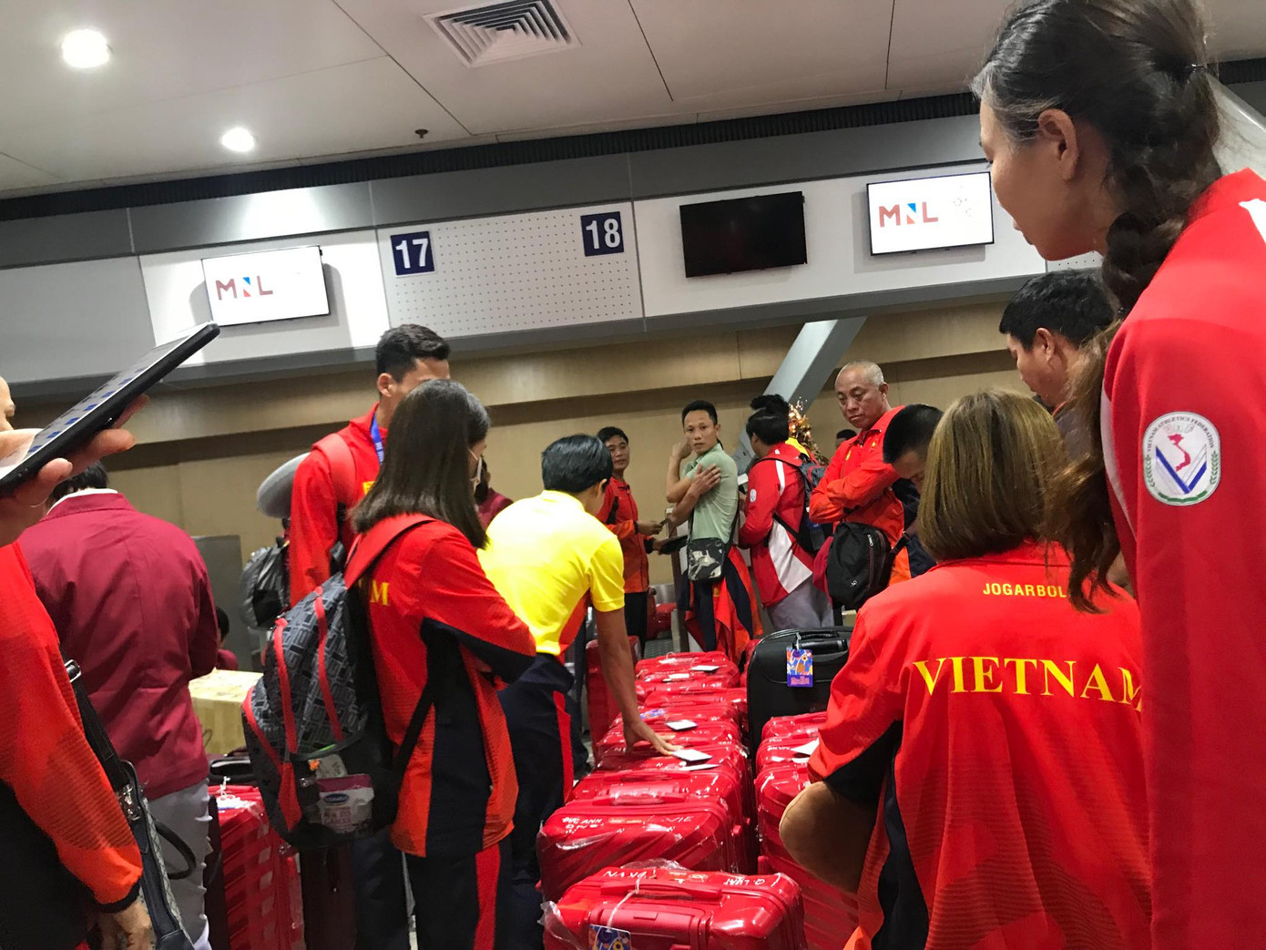 Các nhà vô địch SEA Games về đến Hà Nội ảnh 64